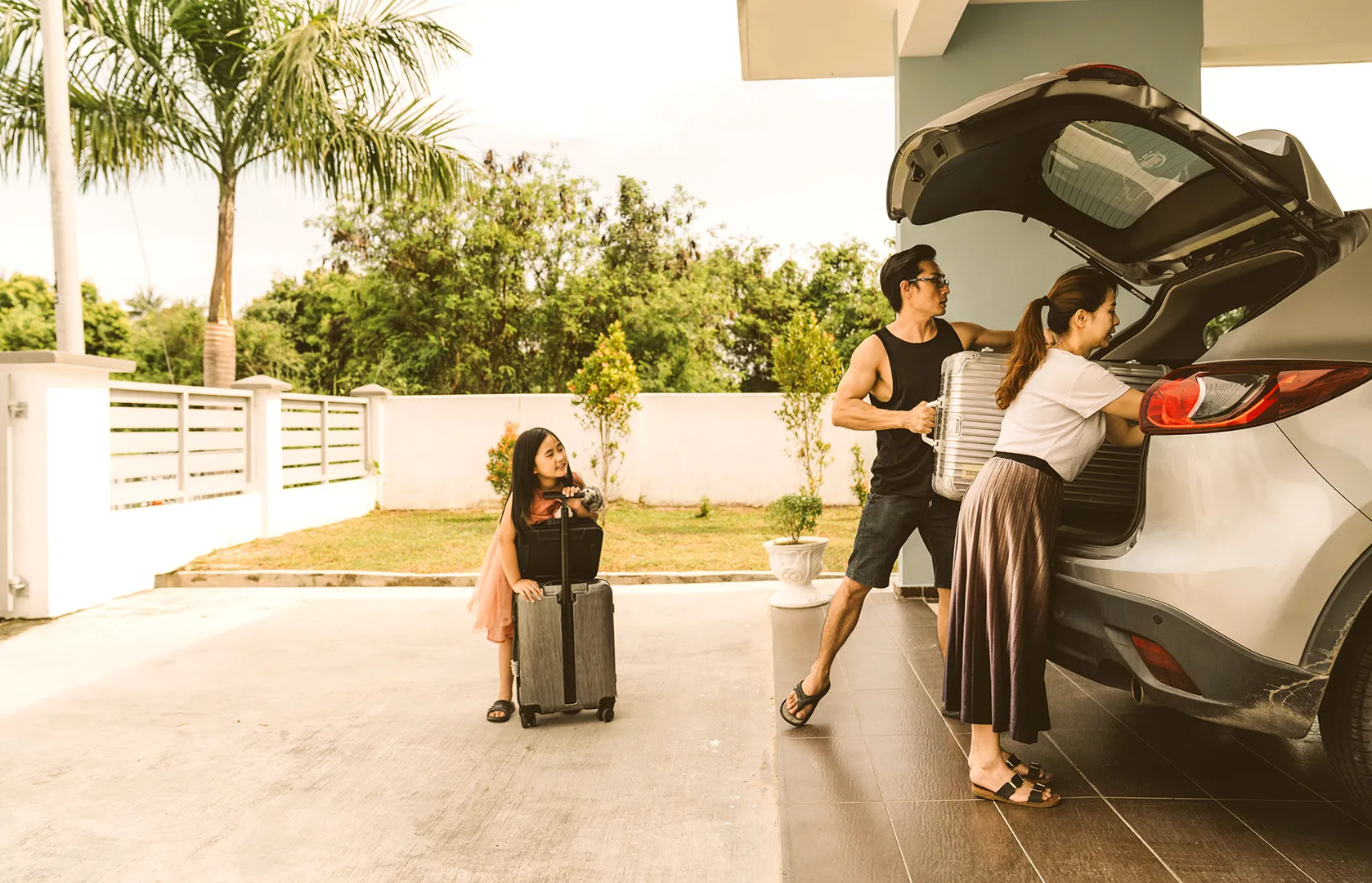 family packing the car